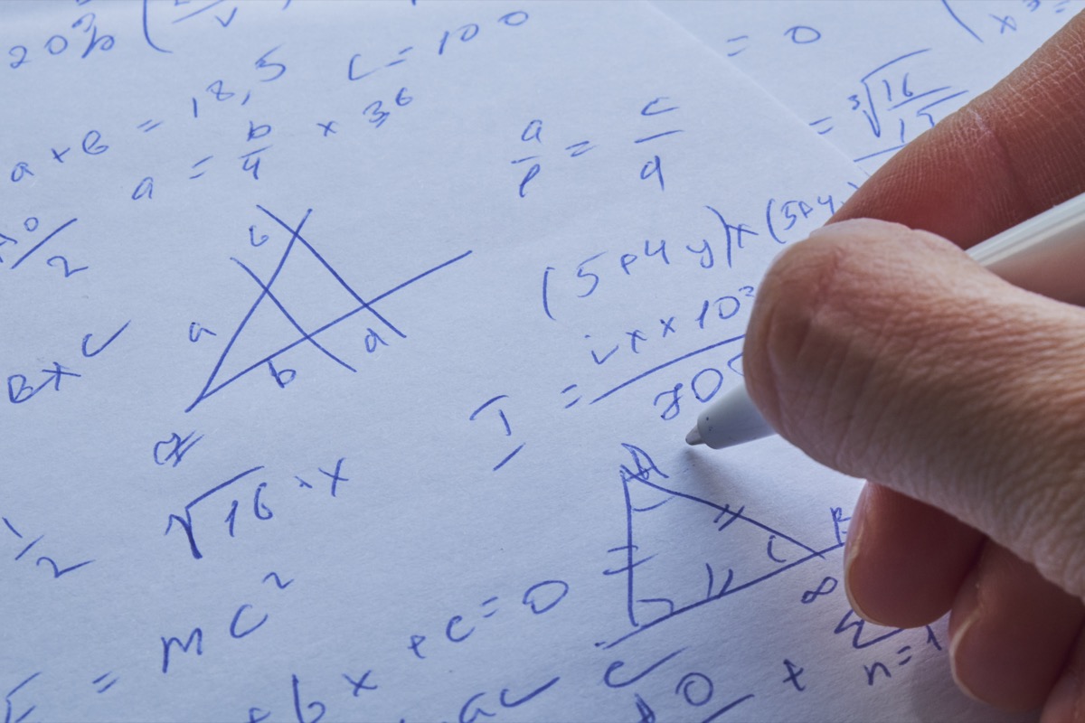 Kâğıt üzerinde kalemle geometri çizimi